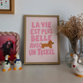 Affiche A4 - La vie est plus belle avec un teckel (rose)