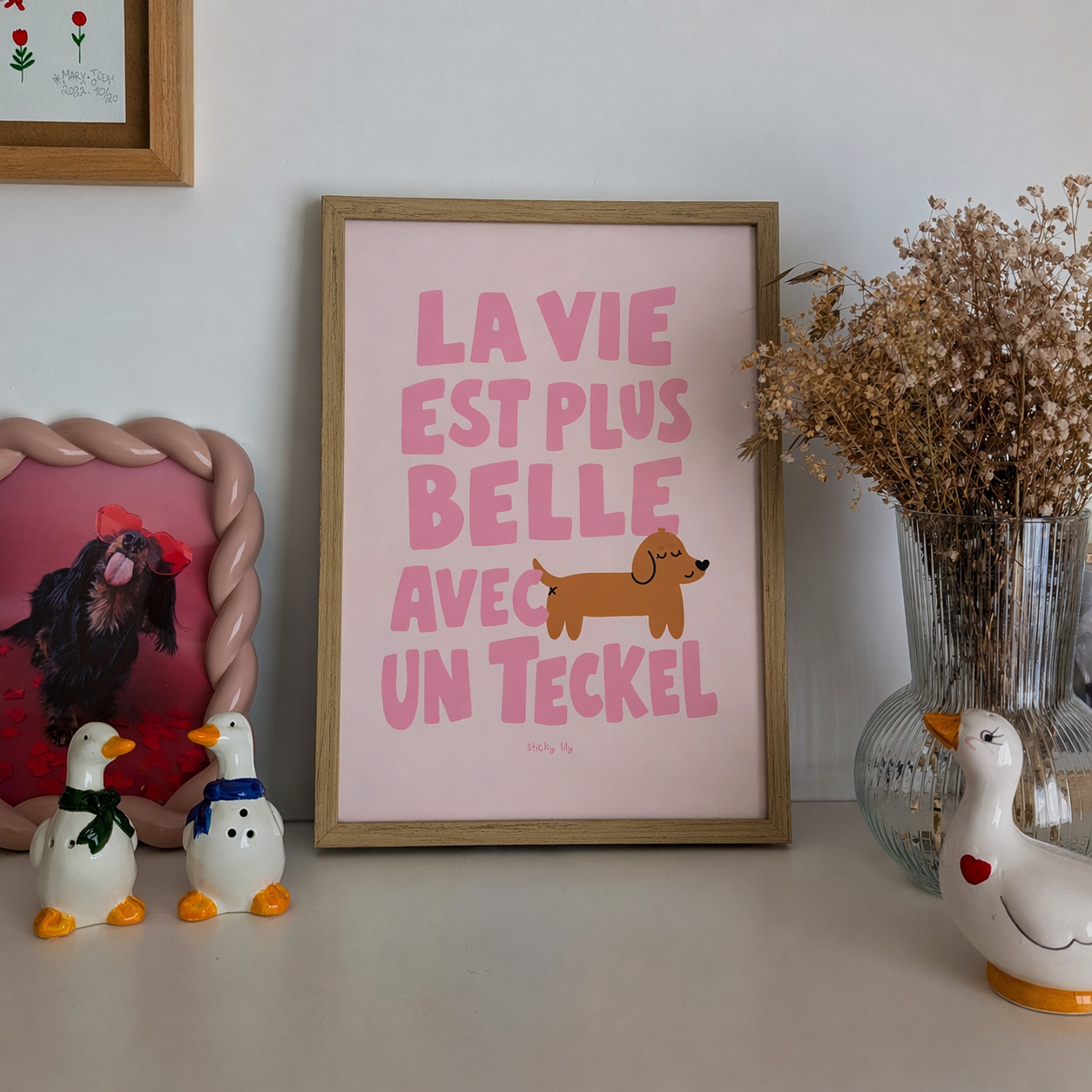 Affiche A4 - La vie est plus belle avec un teckel (rose)